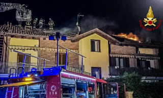 Incendio a Salassa, nel Torinese. Gravi danni al tetto di una palazzina. Donna accusa un malore.